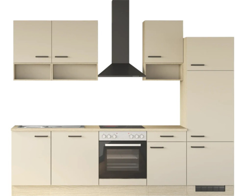 Moderne Küchenzeile mit beigen Fronten, schwarzen Griffen, Elektroherd, Dunstabzugshaube, Spüle und Hochschrank.