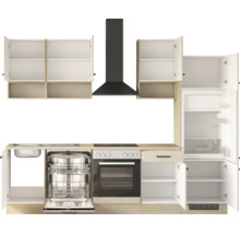 Küchenzeile mit Backofen, Dunstabzugshaube, Geschirrspüler, Kühlschrank, Hänge- und Unterschränken in Holzoptik und Weiß.