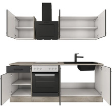 Moderne Küchenzeile mit Hängeschränken, schwarzer Dunstabzugshaube, Herd, Backofen, Spüle und Unterschränken mit geöffneten Türen.