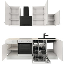 Moderne weiße Küchenzeile mit offenen Schränken, schwarzem Backofen, Kochfeld, Dunstabzugshaube, offenem Geschirrspüler und Spüle mit Armatur.