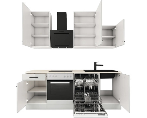 Moderne weiße Küchenzeile mit offenen Schränken, schwarzem Backofen, Kochfeld, Dunstabzugshaube, offenem Geschirrspüler und Spüle mit Armatur.