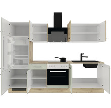 Offener Küchenblock mit weißen Fronten, Arbeitsplatte in Holzoptik, inklusive Backofen, Kochfeld, Dunstabzugshaube, Spüle und Kühlschrank.
