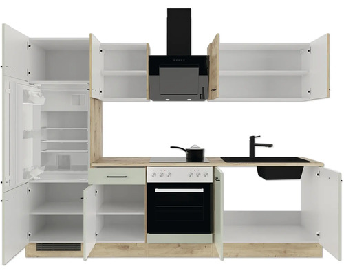 Offener Küchenblock mit weißen Fronten, Arbeitsplatte in Holzoptik, inklusive Backofen, Kochfeld, Dunstabzugshaube, Spüle und Kühlschrank.