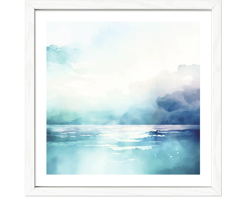 Wandbild im weißen Rahmen mit abstraktem Aquarell-Motiv einer Meereslandschaft unter hellem Wolkenhimmel.