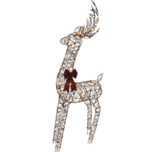 Beleuchtetes Rentier aus braunem Drahtgeflecht mit Lichterkette und rot-schwarz karierter Schleife als Weihnachtsdekoration.