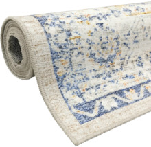 Eingerollter Kurzflorteppich im Vintage-Stil mit orientalischem Muster.