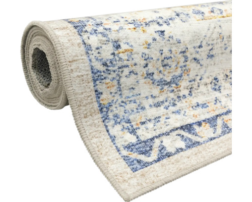 Eingerollter Kurzflorteppich im Vintage-Stil mit orientalischem Muster.