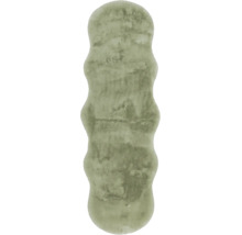 Grüner Läufer in Felloptik mit langem Flor und gewelltem Rand.