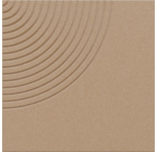 Quadratische Fliese in Beige mit konzentrischem Rillenmuster in einer Ecke.