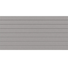 Wandfliese aus Feinsteinzeug in grauer Lamellenoptik mit matter Oberfläche und horizontalen Rillen.