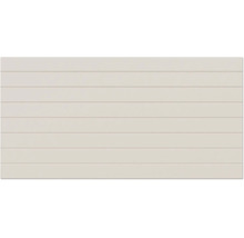 Rechteckige Wandfliese in Beige mit horizontalen Rillen und matter Oberfläche.
