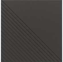 Quadratische Fliese mit diagonal geteilter Oberfläche, eine Hälfte glatt, die andere Hälfte mit diagonalen Reliefstreifen.