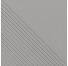 Quadratische Fliese aus Feinsteinzeug mit diagonalen Rillen auf einer Hälfte und strukturierter Oberfläche.
