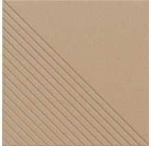 Quadratische Feinsteinzeugfliese in Beige mit diagonalem Rillenmuster auf einer Hälfte und glatter Oberfläche auf der anderen Hälfte.
