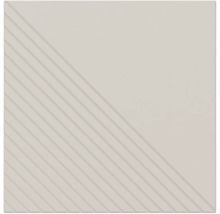 Quadratische Keramikfliese mit diagonal geteilter Struktur, eine Hälfte glatt und eine Hälfte mit reliefartigen, parallelen Rillen.