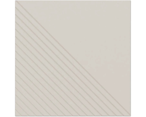 Quadratische Keramikfliese mit diagonal geteilter Struktur, eine Hälfte glatt und eine Hälfte mit reliefartigen, parallelen Rillen.