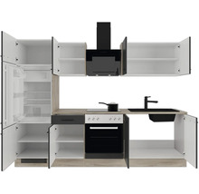 Küchenzeile mit offenen Schränken, Einbaukühlschrank, Backofen, Kochfeld, Dunstabzugshaube, Spüle und Armatur. Arbeitsplatte in Holzoptik.