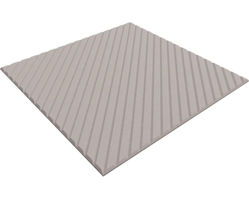 Quadratische Terrassenplatte aus Beton mit diagonaler Riffelung.
