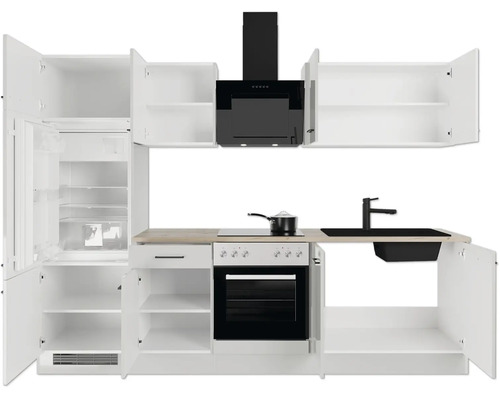 Küchenzeile mit weißen Schränken, Arbeitsplatte in Holzoptik, schwarzem Backofen, Spüle und Dunstabzugshaube. Schränke und Kühlschrank sind geöffnet.
