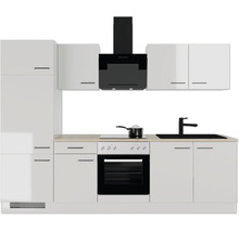 Moderne Küchenzeile in Weiß mit Arbeitsplatte in Holzoptik, Elektrogeräten, Spüle und schwarzer Dunstabzugshaube.