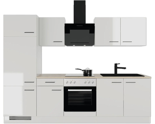 Moderne Küchenzeile in Weiß mit Arbeitsplatte in Holzoptik, Elektrogeräten, Spüle und schwarzer Dunstabzugshaube.