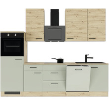 Moderne Einbauküche in Holzoptik und mattem Salbeigrün mit Backofen, Dunstabzugshaube, Spüle und Geschirrspüler.