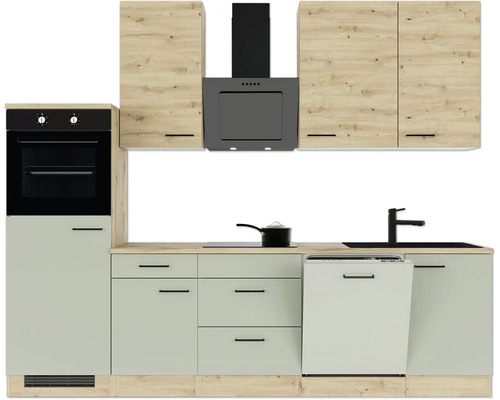 Moderne Einbauküche in Holzoptik und mattem Salbeigrün mit Backofen, Dunstabzugshaube, Spüle und Geschirrspüler.