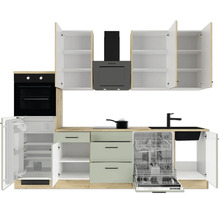 Moderne Einbauküche mit hellgrünen Fronten, Arbeitsplatte in Holzoptik, Einbaubackofen, offenem Geschirrspüler, Kühlschrank und schwarzer Spüle.