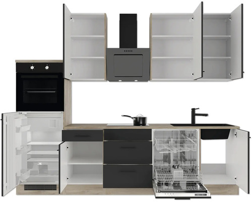 Küchenzeile mit Einbaubackofen, Kühlschrank, Geschirrspüler, Kochfeld, Spüle und Dunstabzugshaube, Fronten in Schwarz und Holzoptik.