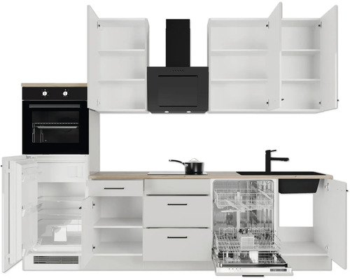 Küchenzeile in Weiß mit hellbrauner Arbeitsplatte, Einbauherd, Dunstabzugshaube, Spülbecken, offenem Kühlschrank und offener Spülmaschine.