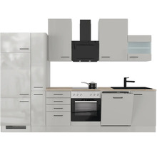 Moderne Einbauküche mit hellen Fronten, dunklen Griffen, Arbeitsplatte in Holzoptik, Backofen, Kochfeld, Dunstabzugshaube, Spüle und Geschirrspüler.