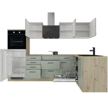 Moderne L-Küche mit hellgrünen Fronten, Holzoptik, Backofen, Kühlschrank, Geschirrspüler, Spüle und Dunstabzugshaube.