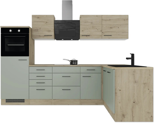 Eckküche in L-Form mit hellgrünen Fronten und Holzdekor, inklusive schwarzem Backofen, Dunstabzugshaube, Spüle und Armatur.