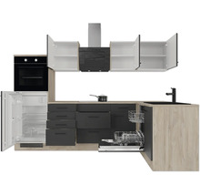 Moderne L-Küche mit hellem Holzkorpus und dunklen Fronten, ausgestattet mit Backofen, Kühlschrank, Geschirrspüler, Dunstabzugshaube, Kochfeld und Spüle.