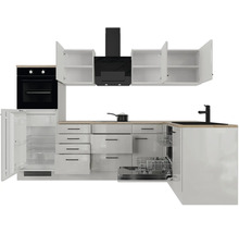 Moderne L-Küche mit Arbeitsplatte in Holzoptik, Einbaubackofen, Kühlschrank, Dunstabzugshaube, Kochfeld, Spüle und Geschirrspüler.