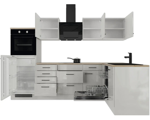 Moderne L-Küche mit Arbeitsplatte in Holzoptik, Einbaubackofen, Kühlschrank, Dunstabzugshaube, Kochfeld, Spüle und Geschirrspüler.