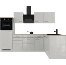 Moderne L-Küche mit weißen Fronten, schwarzen Elektrogeräten, Spüle und Arbeitsplatte in Holzoptik.