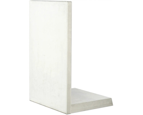 L-Stein aus Beton zur Hangbefestigung und Terrassierung im Garten.