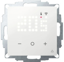 Smartes Raumthermostat mit digitaler Anzeige, WLAN-Symbol und Touch-Bedienelementen auf Metallrahmen, Hager Logo.