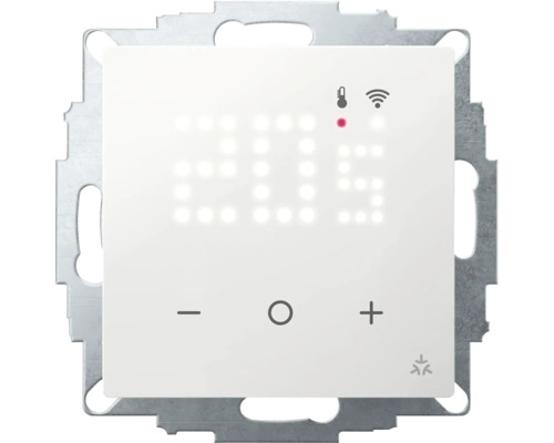 Smartes Raumthermostat mit digitaler Anzeige, WLAN-Symbol und Touch-Bedienelementen auf Metallrahmen, Hager Logo.