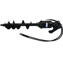 Hydraulischer Erdbohrer-Aufsatz aus schwarzem Metall mit Spiralklinge, Hydraulikschläuchen und Zipper Logo.