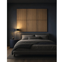 Modernes Schlafzimmer mit Wandpaneelen aus Holz über einem gepolsterten Bett, dunkle Wände, minimalistisches Design.