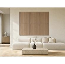 Moderne Wandpaneele aus Holz in einem hellen, minimalistischen Wohnzimmer mit Sofa und Couchtisch aus Stein.