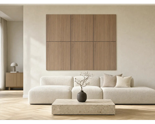 Moderne Wandpaneele aus Holz in einem hellen, minimalistischen Wohnzimmer mit Sofa und Couchtisch aus Stein.