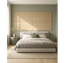 Minimalistisches Schlafzimmer mit gepolstertem Bett, neutraler Bettwäsche, vierteiliger Wanddekoration aus Holz und rundem Nachttisch.