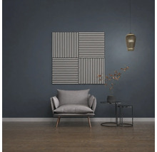 Akustikpaneele mit Streifenmuster an einer dunklen Wand in einem modern eingerichteten Wohnzimmer mit Sessel und Beistelltisch.