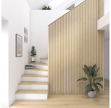 Modernes, helles Treppenhaus mit einer Wandverkleidung aus vertikalen Holzlamellen und Zimmerpflanzen.