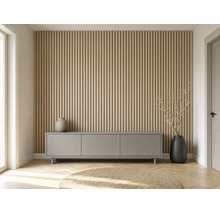 Modernes Wohnzimmer mit Akustikpaneelen aus Holzlamellen an der Wand, einem grauen Sideboard, einem runden Jute-Teppich und Parkettboden.