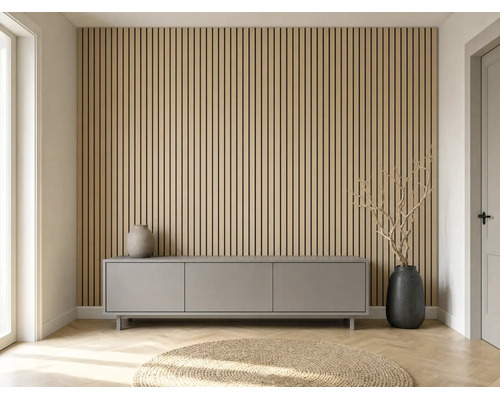 Modernes Wohnzimmer mit Akustikpaneelen aus Holzlamellen an der Wand, einem grauen Sideboard, einem runden Jute-Teppich und Parkettboden.