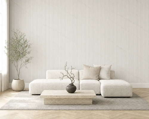 Modernes Wohnzimmer mit Wandpaneelen aus vertikalen Holzlamellen, hellem modularen Sofa, Steincouchtisch und Zimmerpflanze.